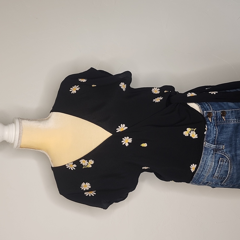 Madewell size S black daisy print wrap short sleeve top.     A51